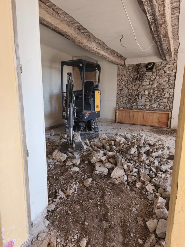 Terrassement intérieur mini-pelle démolition dalle béton à Saint-Vallier-de-Thiey