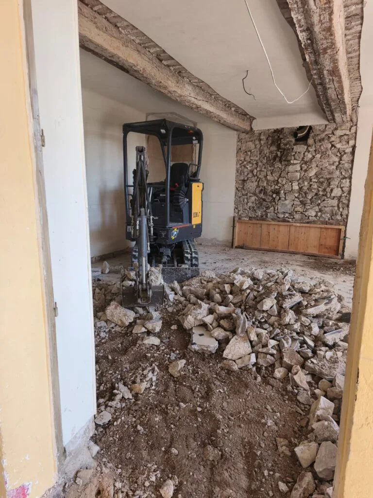Terrassement intérieur mini-pelle démolition dalle béton à Saint-Vallier-de-Thiey