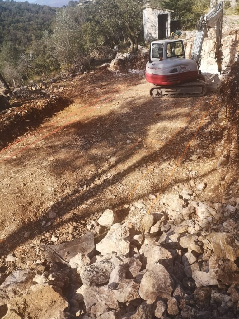 Terrassement rocheux brise-roche hydraulique plateforme mini-pelle à Saint-Vallier-de-Thiey