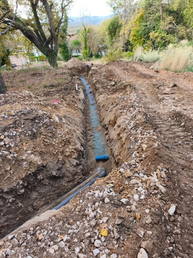 Tranchée canalisation PVC grillage avertisseur lit sable à Saint-Vallier-de-Thiey