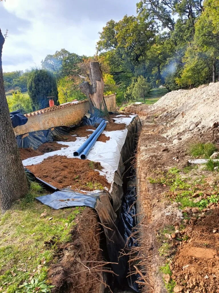 Tranchée drainage géotextile membrane étanchéité canalisation PVC à Saint-Vallier-de-Thiey