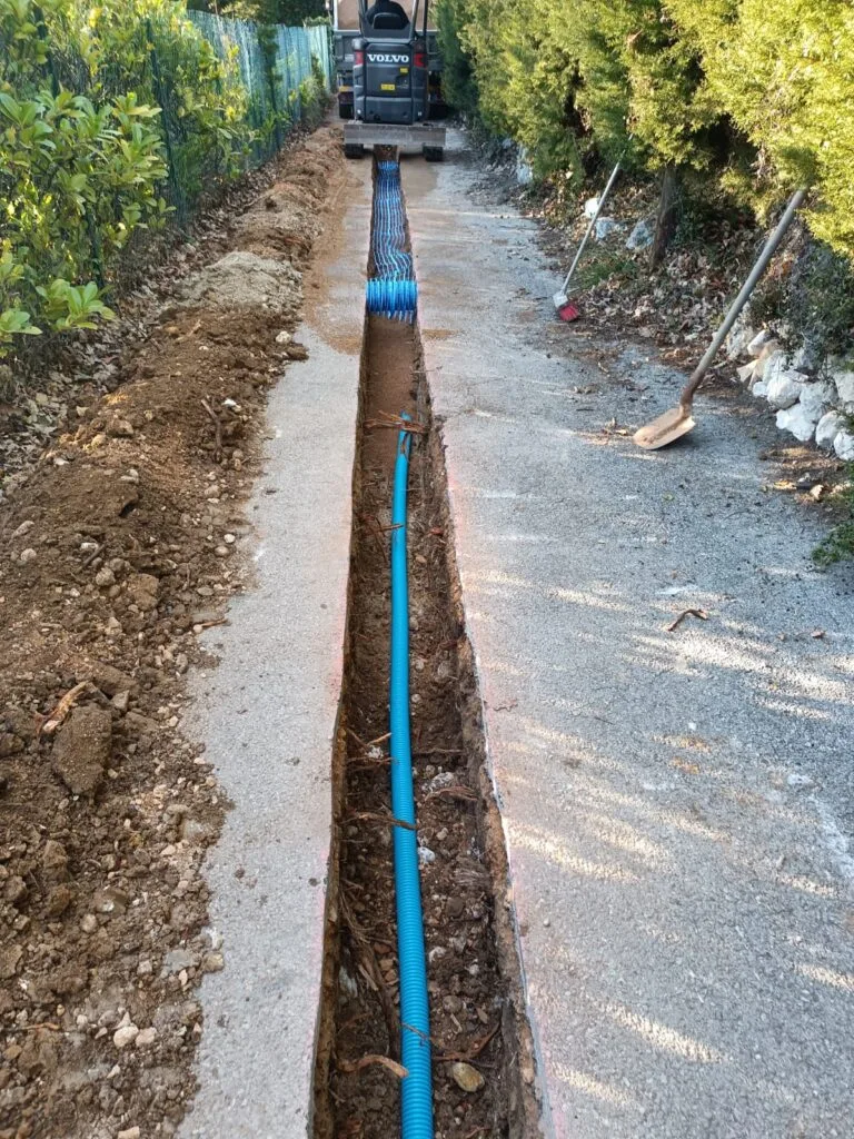 Tranchée pose gaine TPC bleue réseau eau potable mini-pelle à Saint-Vallier-de-Thiey