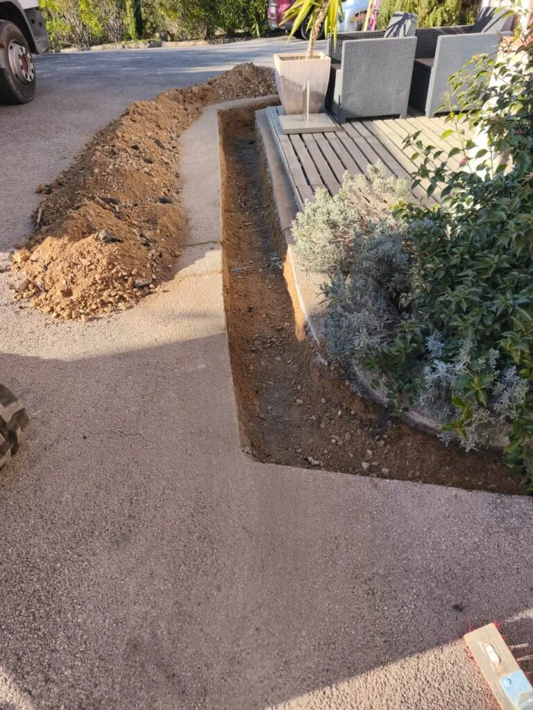 Tranchée réseaux enterrés terrassement jardin déblais mini-pelle à Saint-Vallier-de-Thiey