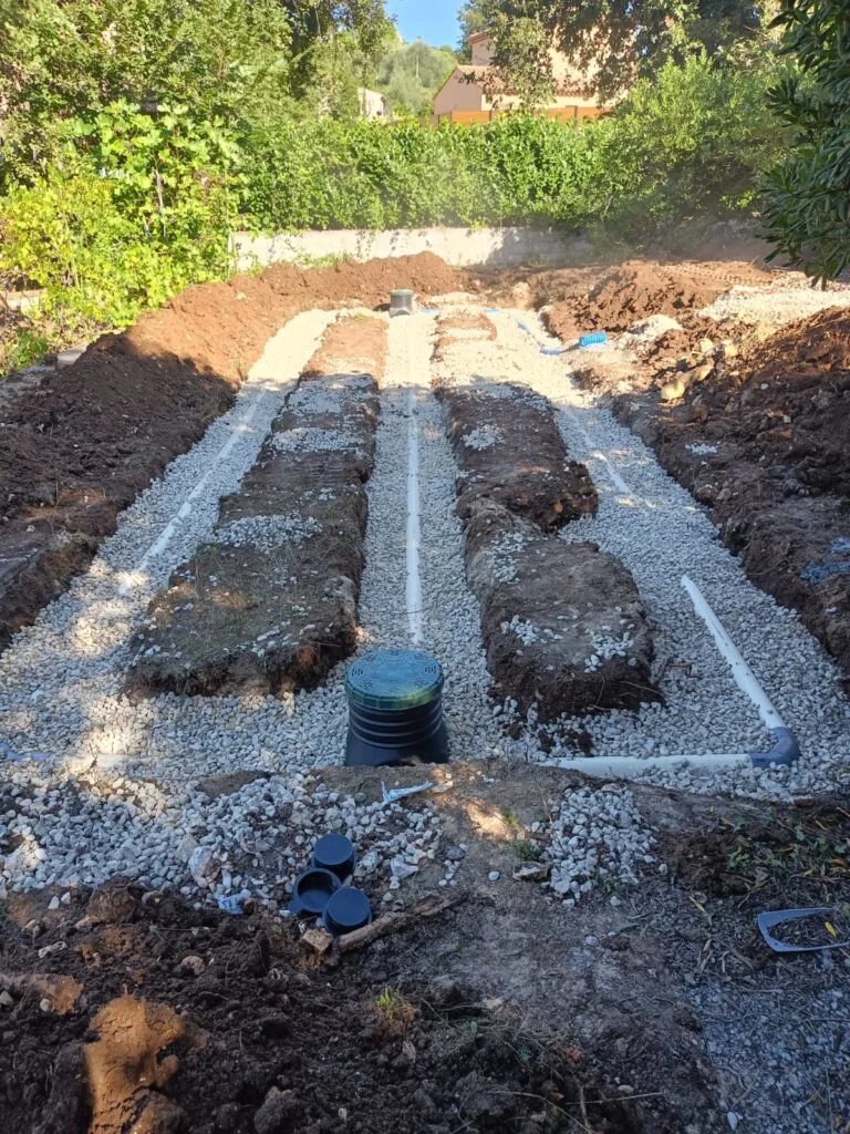Tranchées épandage drains gravier regard répartition assainissement à Saint-Vallier-de-Thiey