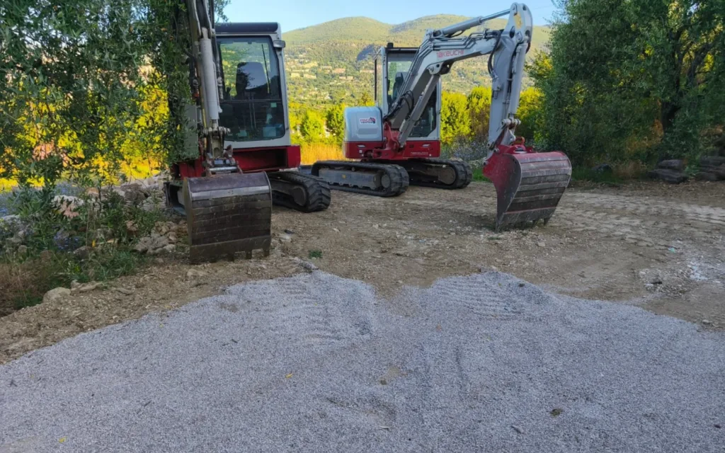 Mini-pelles Takeuchi plateforme empierrement grave terrassement chantier à Saint-Vallier-de-Thiey